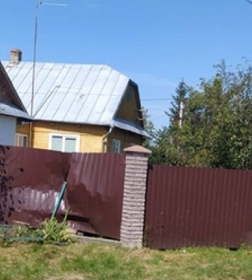 Нічна пригода: на Волині автівка в&#039;їхала в паркан приватного обійстя