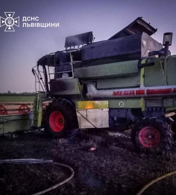 На Львівщині під час збору врожаю загорівся комбайн у полі