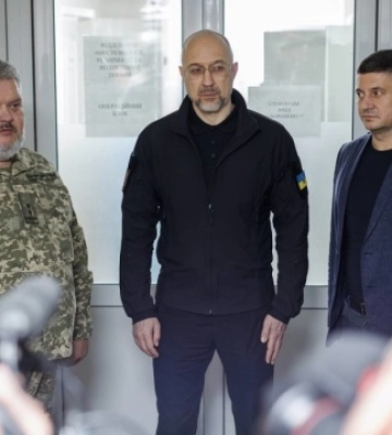Шмигаль відвідав поранених захисників у госпіталі на Кіровоградщині