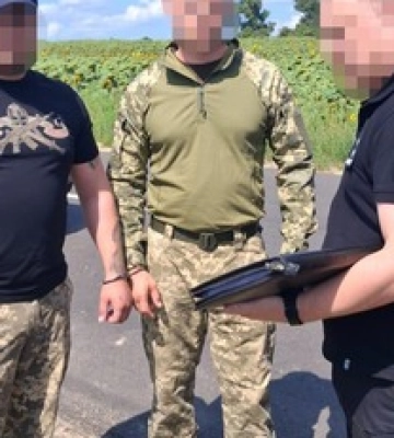Повідомлено про підозру військовослужбовцю, який за гроші намагався вивести мобілізованого з навчального центру, - ДБР. ФОТО