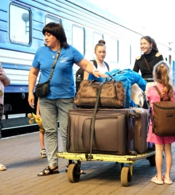 «Нічого не встигла взяти: ні вдяганки, ні на смерть. Як я тепер вмирати буду?» Історії евакуйованих зі сходу України