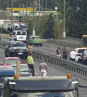 Центральний міст у Дніпрі заблоковано — місто в транспортному колапсі
