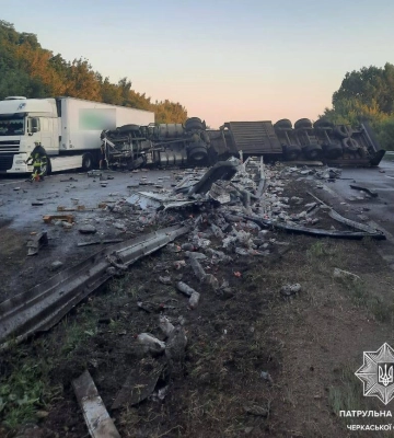 На Черкащині вантажівка з газованими напоями зіткнулася з відбійником і перекинулася (ФОТО)