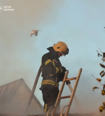 На Волині через необережне поводження з вогнем горіла хата-пустка