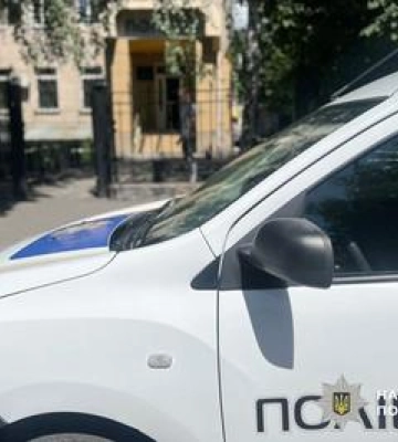 У Кременчуці невідомий чоловік зірвав з жінки золоті прикраси: йому загрожує до 10 років ув&#039;язнення