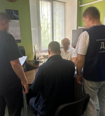 Побив затриманого в кайданках – працівнику поліції Хмельниччини повідомлено про підозру