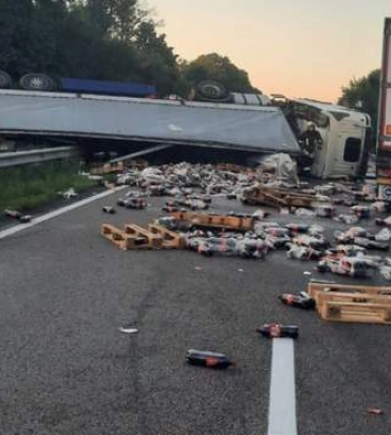 На трасі &quot;Київ – Одеса&quot; перекинулася вантажівка з тоннами Coca-Cola: епічні кадри