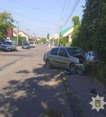 Смертельна аварія в Хусті: авто зіткнулося з велосипедисткою та врізалося в електроопору