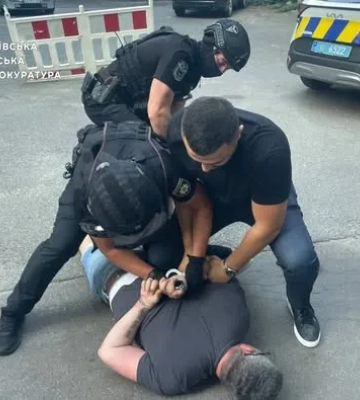 У Києві подружжя обіцяло звільнити підозрюваного у контрабанді наркотиків за ₴5,6 млн