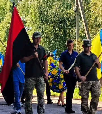 Без батька лишилися три доньки: на Волині попрощалися з воїном Сергієм Петровим