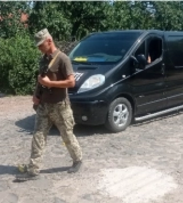 Із квітами, прапорами й безміром суму в Могилянах попрощалися з воїном Назаром Томашевським