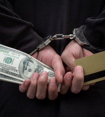 Киянина підозрюють у крадіжці 33 тис. доларів на Закарпатті: суд відправив його під варту