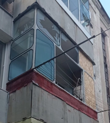 Уламки, розбиті вікна та пожежі: агресор цілий день бив по Дніпропетровщині