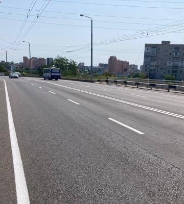 Комунальники оновлюють дорожню розмітку в Одесі
