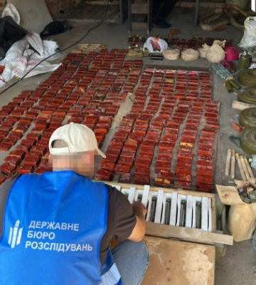 На Кировоградщине обнаружили в гараже схрон с более чем 100 кг взрывчатки и боеприпасами – видео