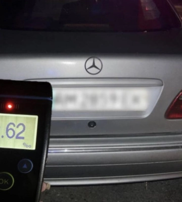 В Киеве в комендантский час задержали водителя Mercedes без удостоверения и в нетрезвом виде