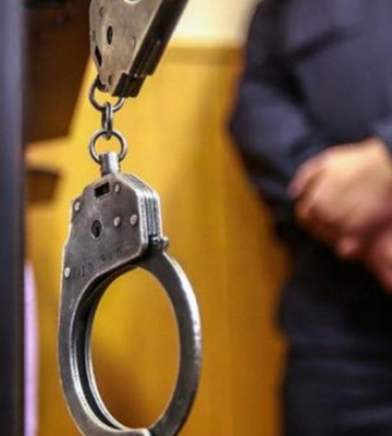 Побив затриманого в кайданках: працівнику поліції Хмельниччини повідомлено про підозру