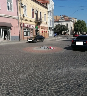 У Мукачеві водій зніс дорожні знаки та продовжив рух