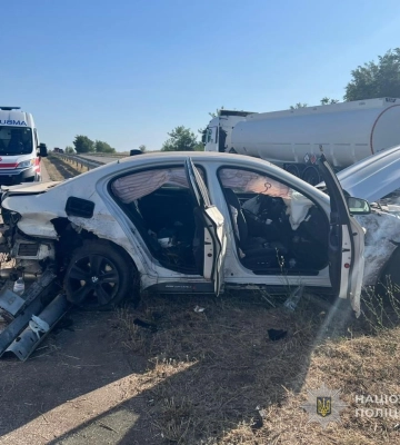 На трасі Одеса-Київ водій BMW на великій швидкості втратив керування і врізався у відбійник