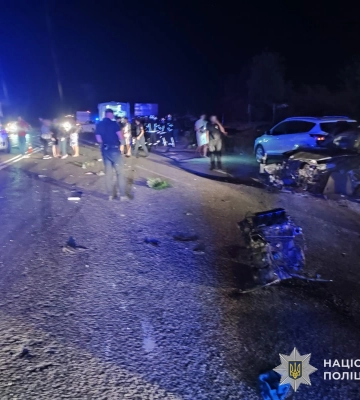 Біля Львова Renault врізався у вантажівку, яку від удару відкинуло на припарковане авто та пішоходів