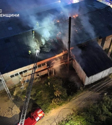 У Сарнах горів старий деревообробний цех (ФОТО)