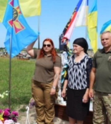У Рожищі на могилі захисника Павла Бурця встановили прапор Повітряних сил ЗСУ