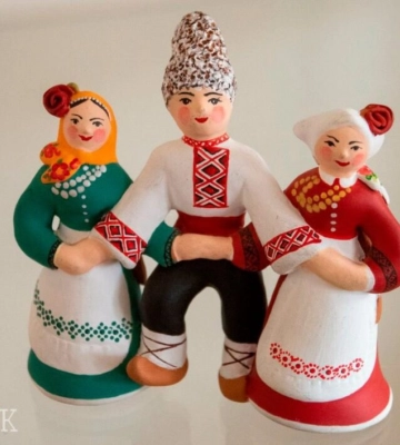 Народна майстриня з Городнього створює неповторні іграшки у болгарських національних костюмах