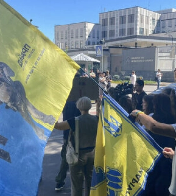 &quot;Путину нельзя верить&quot;: у посольства США в Киеве семьи украинских защитников проводят акцию. ФОТОрепортаж