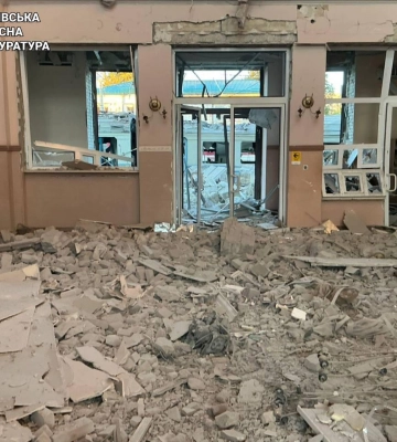 У Лозовій через масовану атаку дронів РФ загинув залізничник, пошкоджено вокзал