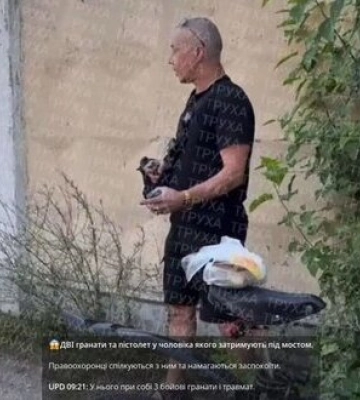 Чоловік погрожує підірвати гранати під мостом у Черкасах: тривають перемовини. ФОТОрепортаж