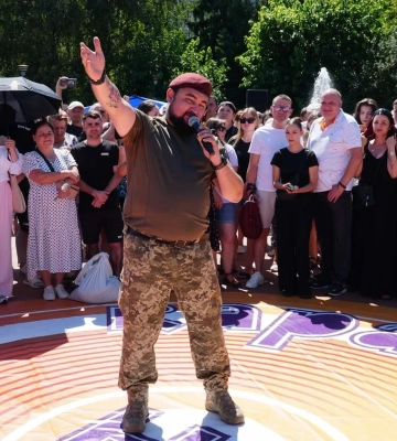 &quot;Караоке на майдані&quot; в Ладижині: благодійний захід на підтримку 46-ї окремої десантно-штурмової Подільської бригади ДШВ