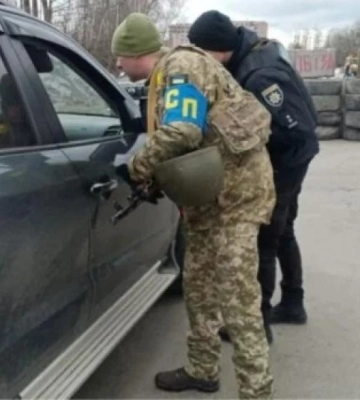 На об’їзній Рівного заблокували авто ТЦК: вимагали відпустити мобілізованого