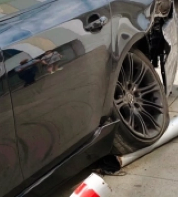 У Луцьку водій BMW зніс огорожу