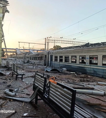 росія атакувала Лозову на Харківщині: пошкоджено залізничний вокзал, є поранені, у місті перебої з водою і світлом  (Відео)