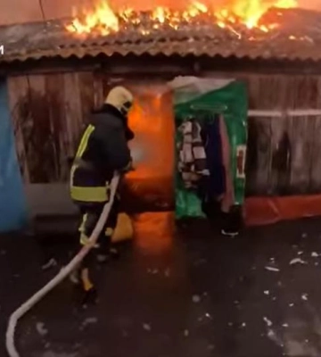 На Рівненщині масштабна пожежа знишила майно одразу декількох родин (ВІДЕО)