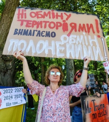 Саміт на Алясці: у Києві біля посольства США активісти закликали до обміну полоненими, а не територіями
