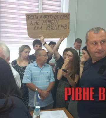 Торгівці хотіли силою затримати рівненських депутатів на сесії (ВІДЕО)