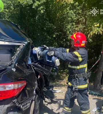 У Кривому Розі рятувальники дістали із автомобіля тіло загиблого внаслідок ДТП чоловіка, - ДСНС