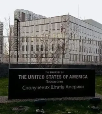 В Киеве перед посольством США собрались люди, требующие обмена пленными, а не территориями