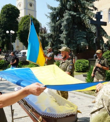 У Мукачеві попрощалися з воїном 128 бригади Олегом Рабчуком