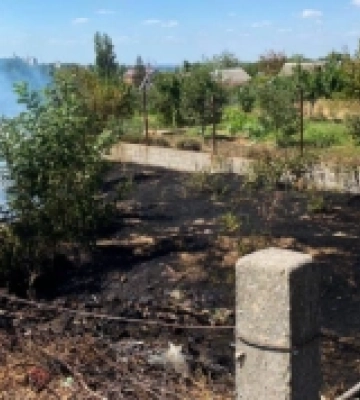 У Корабельному районі Миколаєва під час пожежі сухостою постраждала жінка