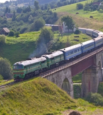 На Закарпатті через спеку пасажирський потяг зійшов з рейок