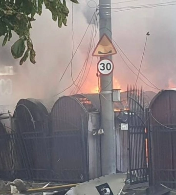 Оккупанты нанесли дроновой удар по рынку в Сумах, начался пожар