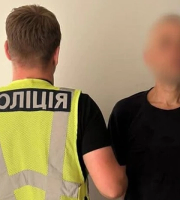У Києві рецидивіст зірвав із пенсіонерки прикрасу вартістю 100 тис. грн