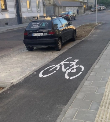 На вулиці Героїв УПА у Львові відремонтували тротуар та облаштували велодоріжку