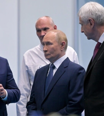 Путин на час опоздал на одну из встреч с Трампом. Кого еще он заставлял ждать и как выглядит, когда ждет сам. Видео