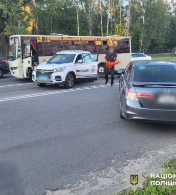 Поліцейська автівка потрапила в ДТП у Броварах: від удару її відкинуло на автобус
