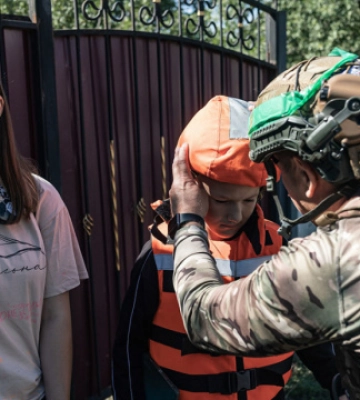 «Білі янголи» евакуювали з Донеччини 17 людей, зокрема матір з п&#039;ятьма дітьми