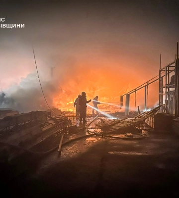 50 рятувальників п&#039;ять годин боролися з вогнем на деревообробному підприємстві у Львівській області