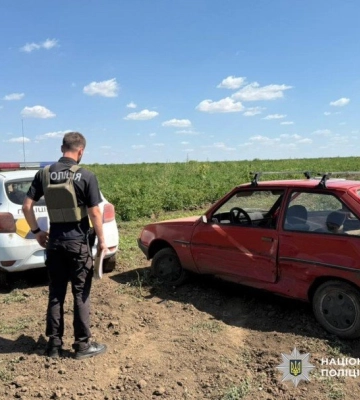 В Одеському районі чоловік з ознаками сп’яніння провокував бійку, а потім потрапив у ДТП, тікаючи від копів, - ФОТО